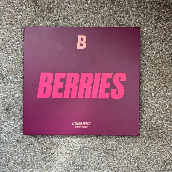 Beauty Bay "Berries 42 Colour" eyeshadow palette - Picture 2 of 7